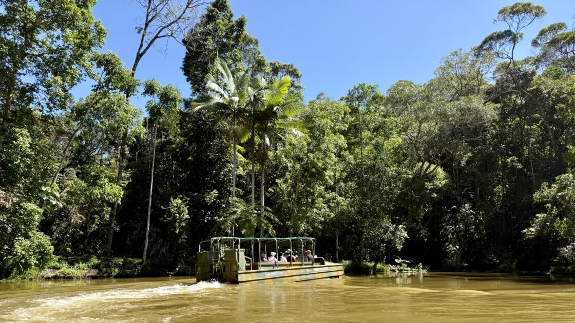 ケアンズのキュランダ村のアーミーダック