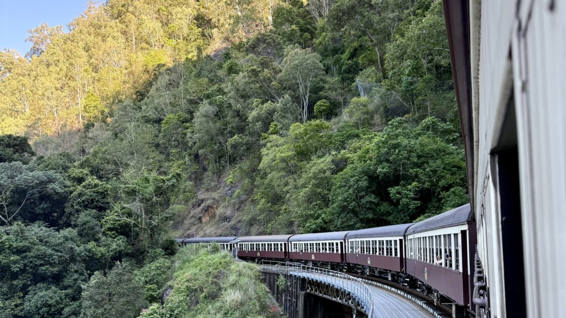 ケアンズのキュランダ鉄道と山の景色