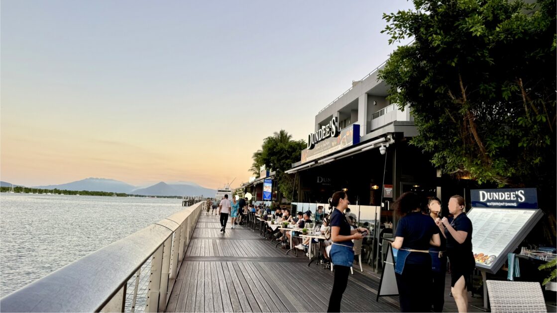 ケアンズの人気No.1レストランDundee's(ダンディーズ)の外観と夕焼け