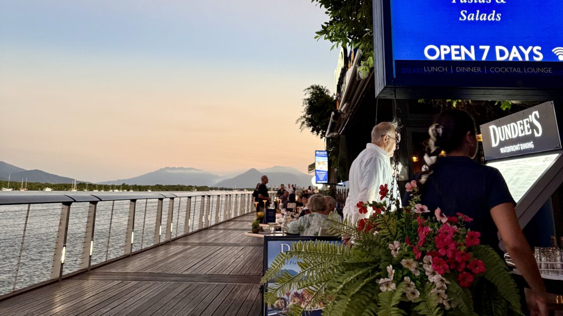 ケアンズの人気No.1レストランDundee's(ダンディーズ)の外観と夕焼け
