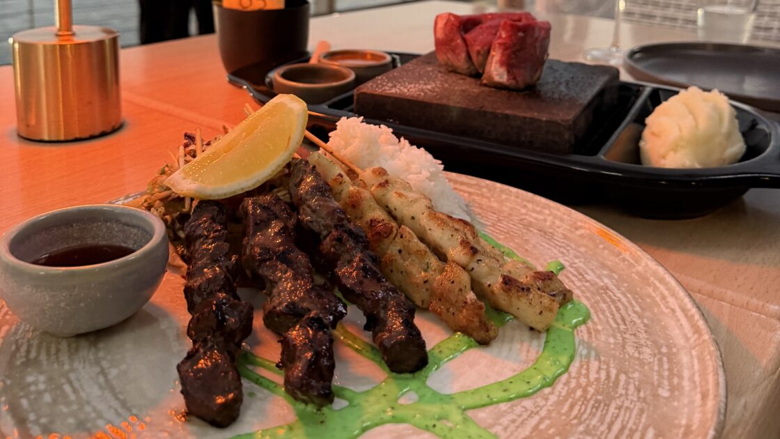 ケアンズの人気No.1レストランDundee's(ダンディーズ)のクロコダイル肉とカンガルー肉