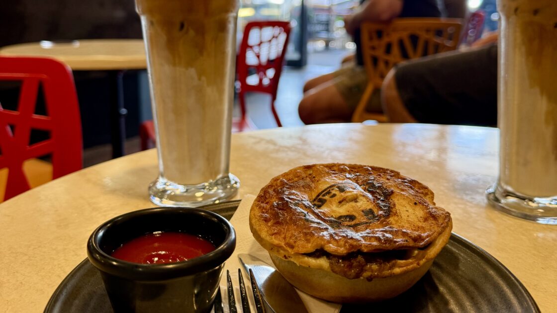 ケアンズのカフェBang & Grind Café（バン＆グラインド）のミートパイ