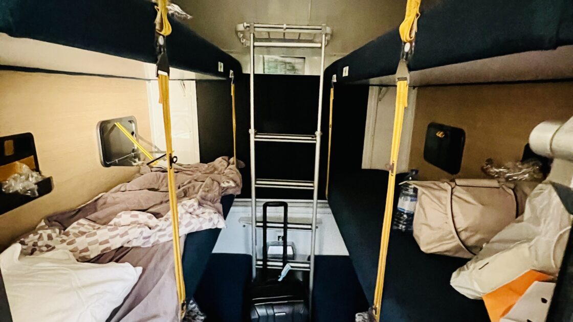 フランスの寝台列車の6人部屋の写真