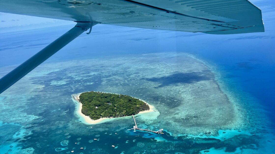 ケアンズのセスナから見たグレートバリアリーフとグリーン島