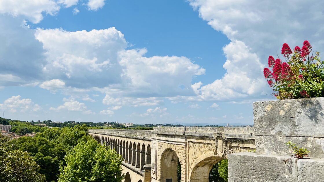 フランス南部のモンペリエの水道橋