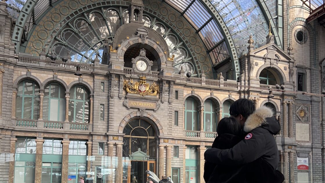 ヨーロッパのアントワープの駅