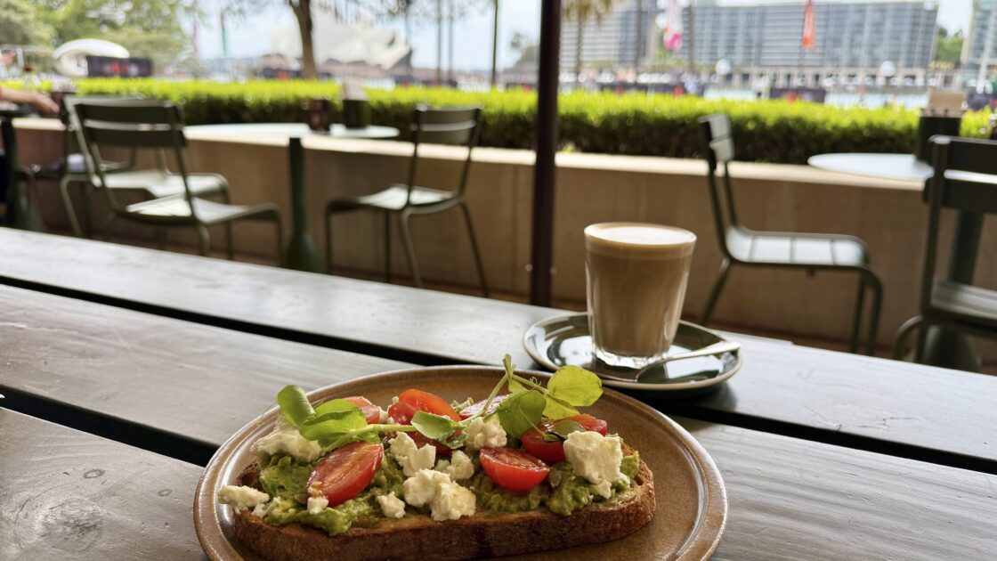 シドニーのMCAカフェで食べたアボガドトーストとテラス席