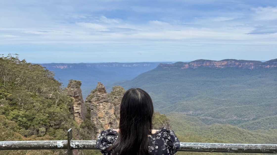 シドニーの世界遺産ブルーマウンテンと三姉妹岩とはるカタルーニャ