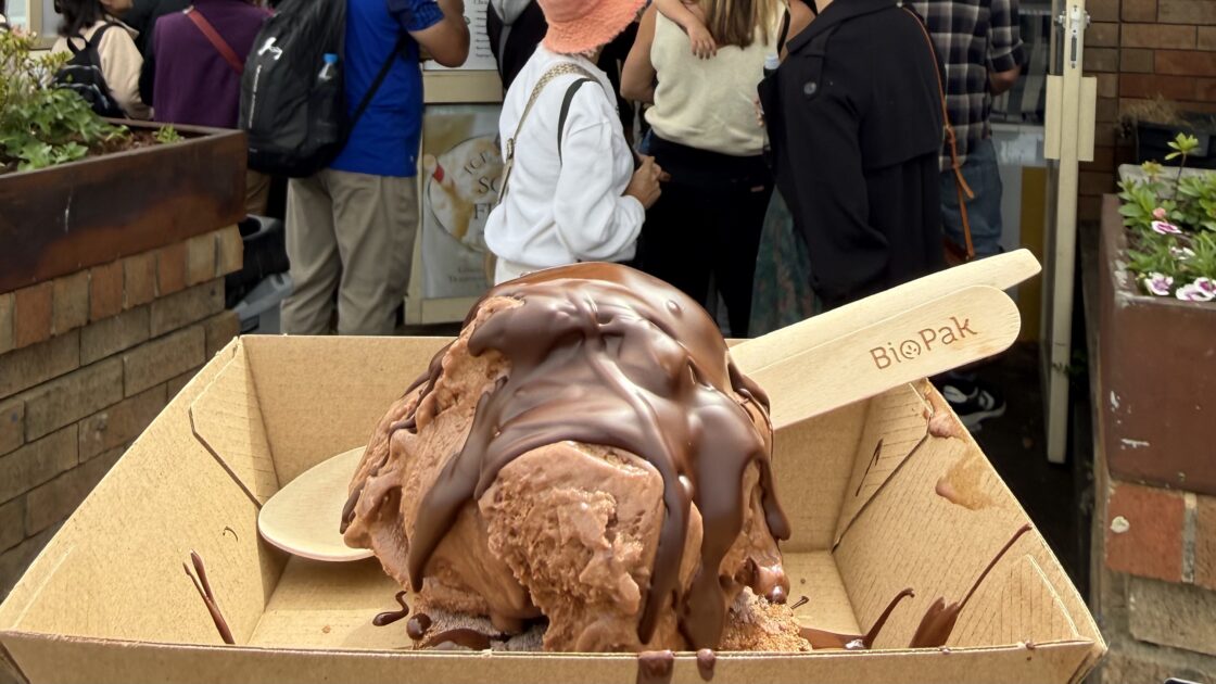 シドニーのブルーマウンテン付近のルーラの街で食べたチョコブラウニーアイス