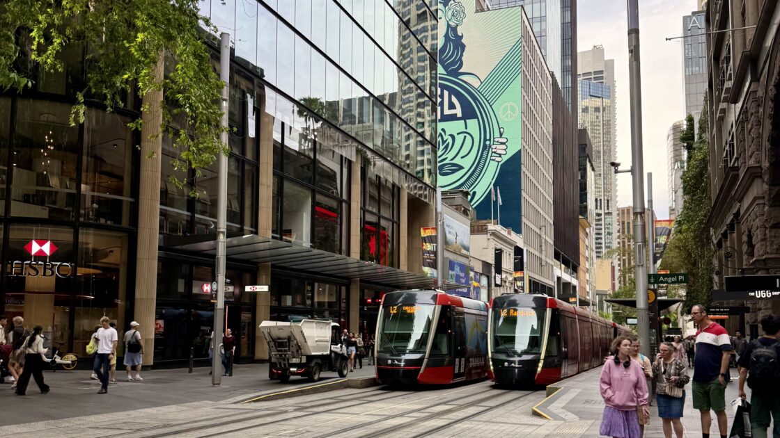 シドニーの街並みとメトロ