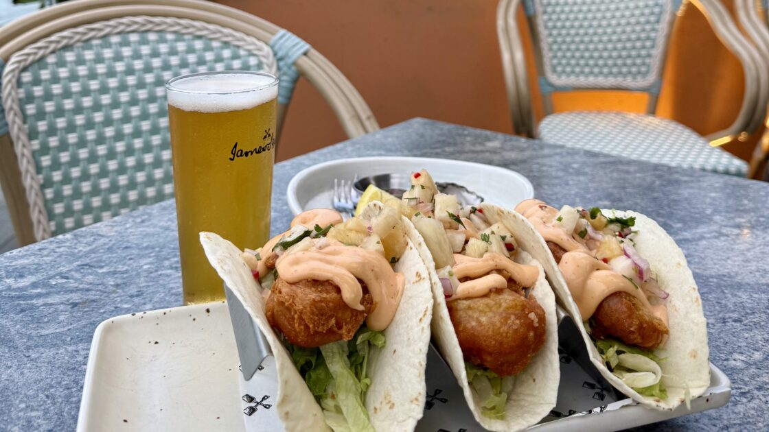 シドニーのレストランThe Squire's Landingで食べたタコスと牡蠣とビール