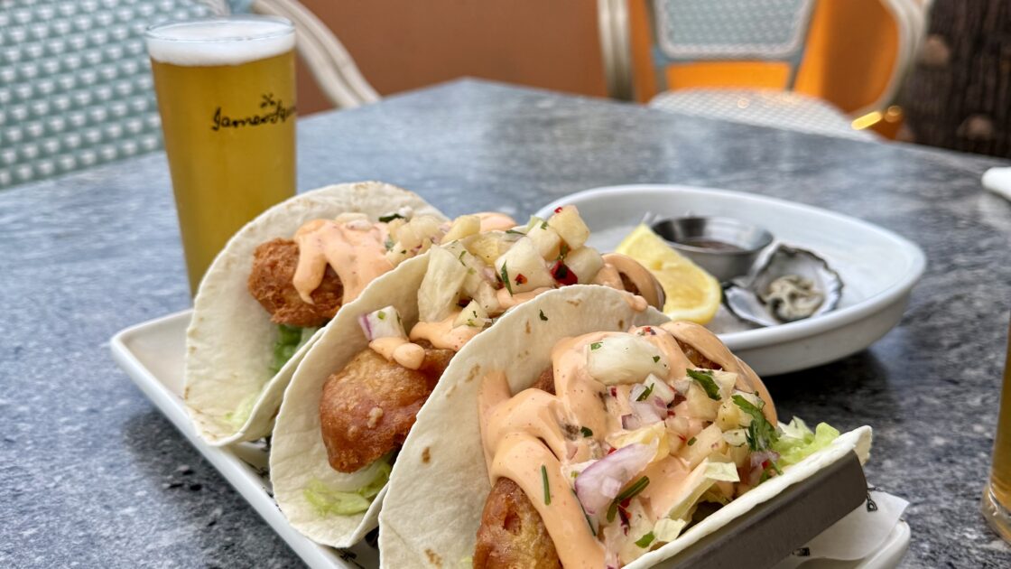 シドニーのレストランThe Squire's Landingで食べたタコスと牡蠣とビール