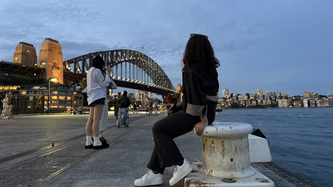 シドニーの夜の街並みとライトアップされたハーバーブリッジ