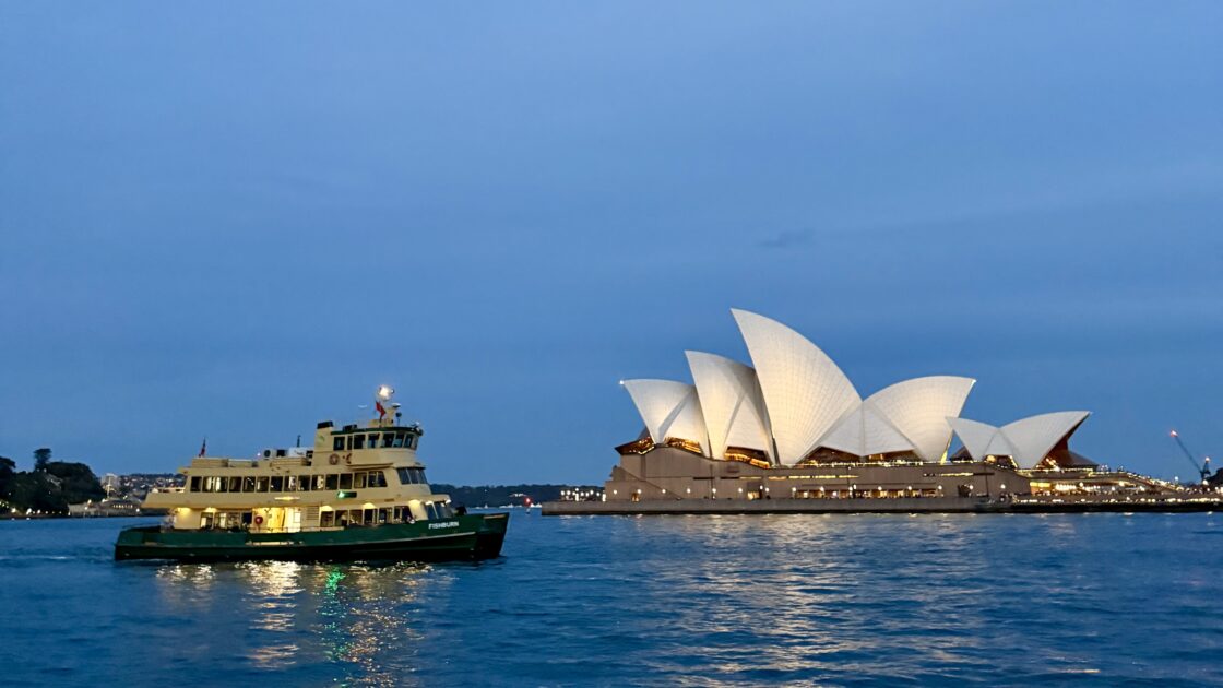 シドニーの夜の街並みとライトアップされたオペラハウス