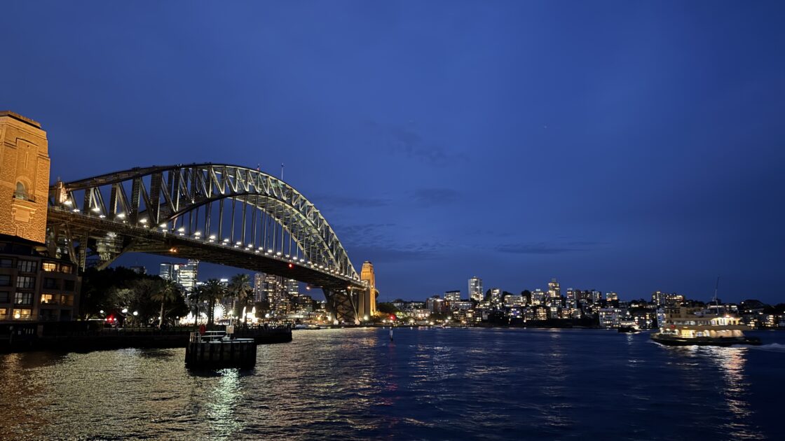 シドニーの夜の街並みとライトアップされたハーバーブリッジ