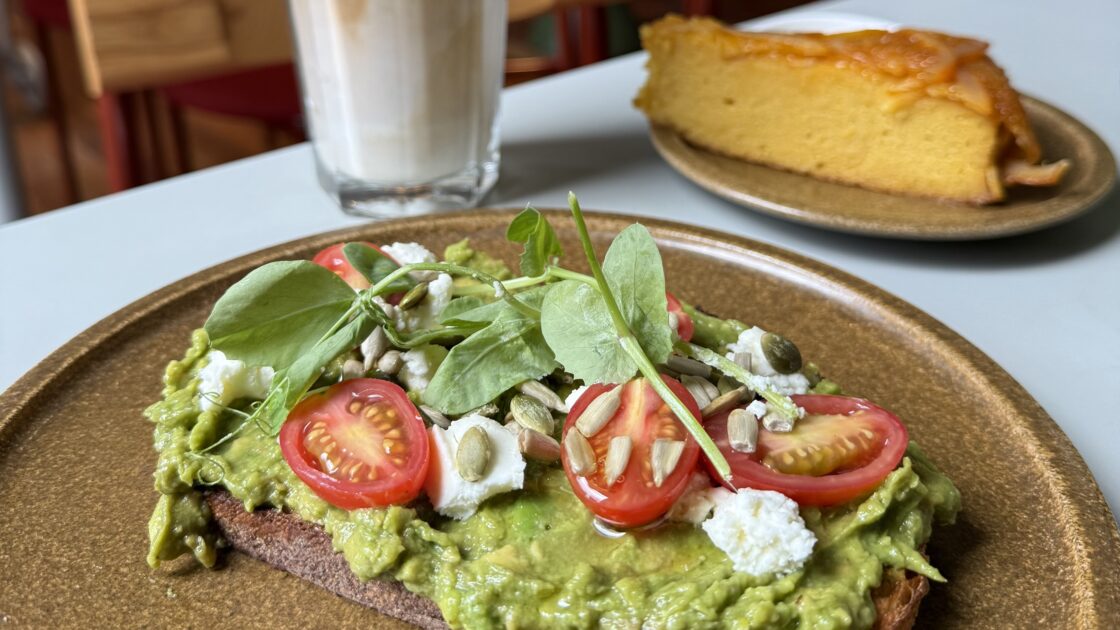 シドニーのMCAカフェで食べたアボガドトーストとアイスラテ