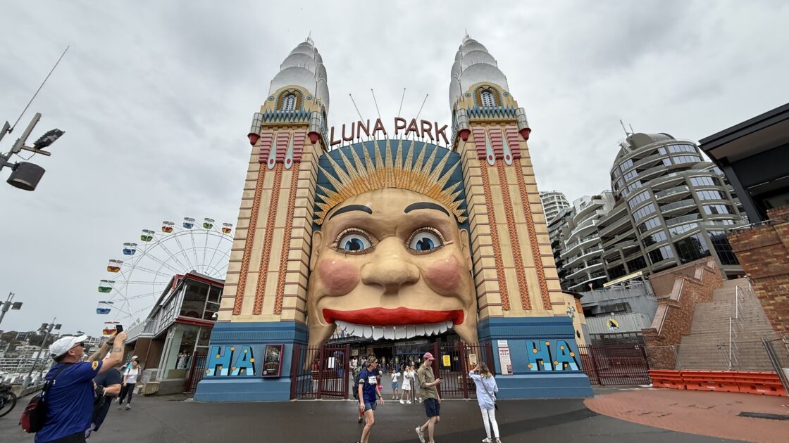 シドニーのluna park の人の顔をした門