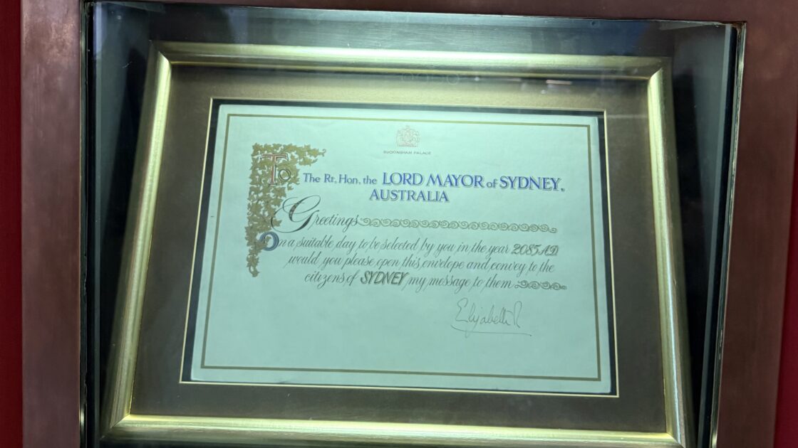 シドニーのデパート。クイーン・ビクトリア・ビルディングの中に飾られているエリザベス女王の手紙