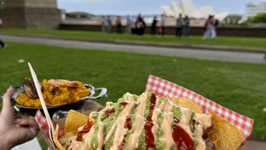 シドニーのハーバーブリッジの下で食べたナチョスとパエリアとオペラハウス