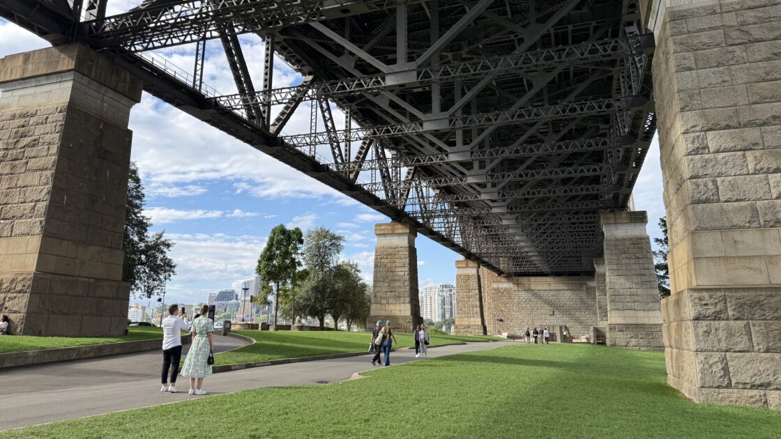 シドニーのハーバーブリッジの下