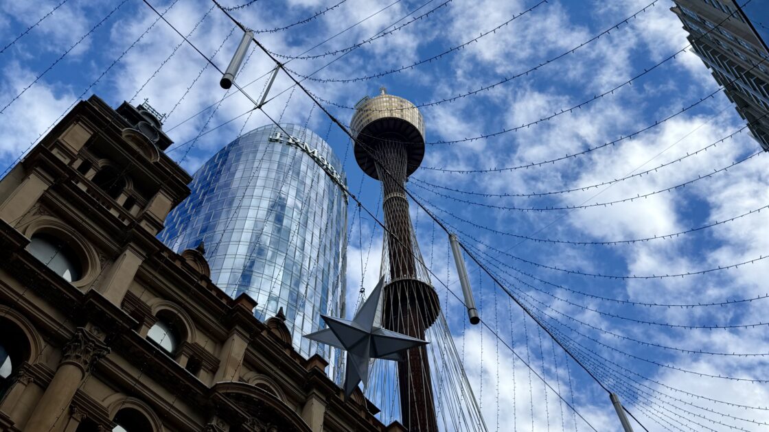 シドニーの街並みとタワーと青空