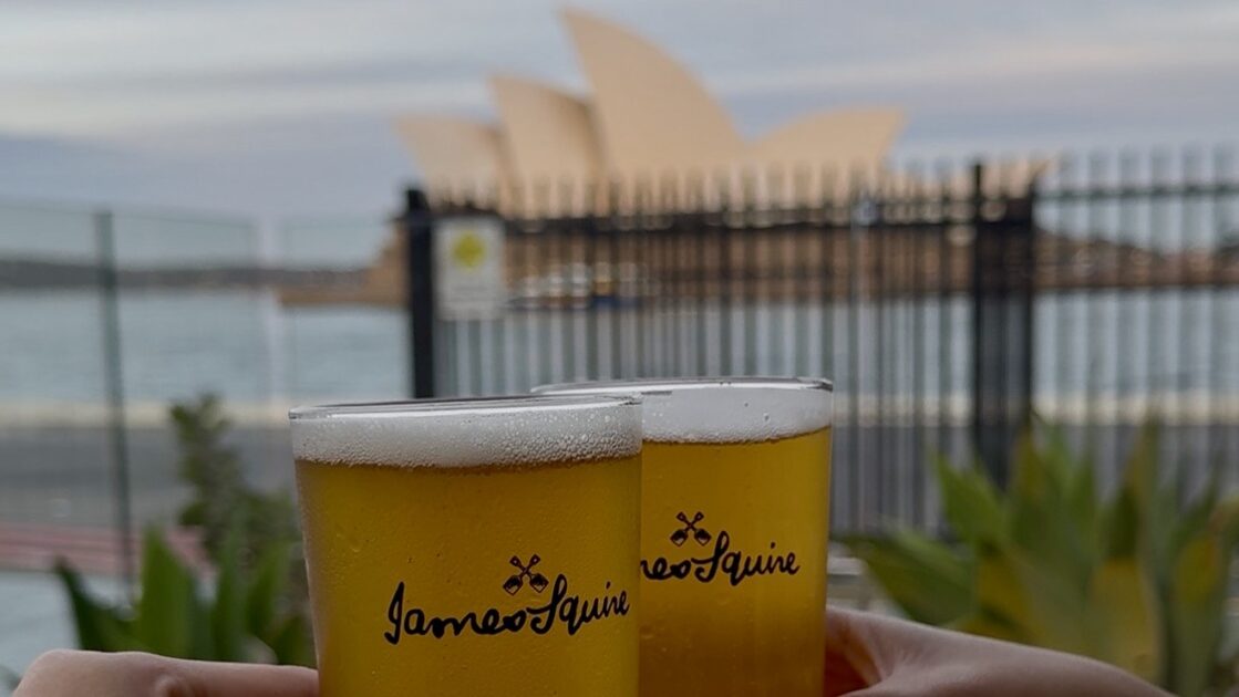 シドニーのレストランThe Squire's Landingでのんだビールとオペラハウス