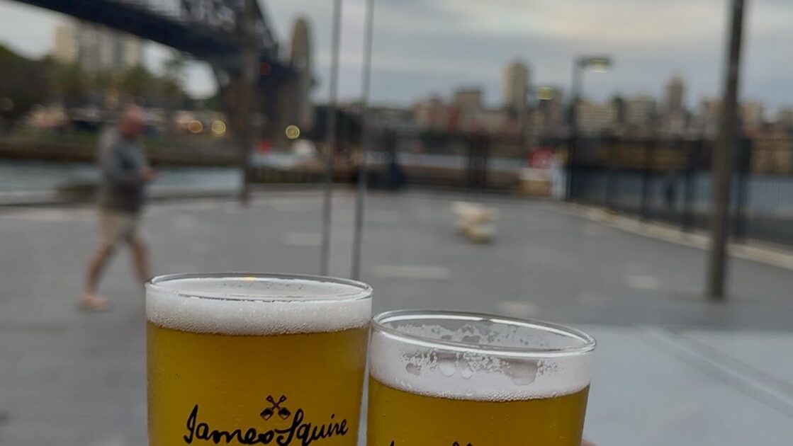 シドニーのレストランThe Squire's Landingでのんだビールとハーバーブリッジ