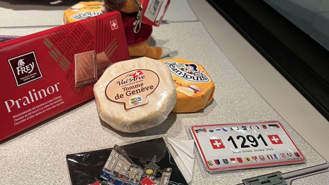 バーゼル駅からリヨン駅へ行った時の鉄道の中で食べたお土産