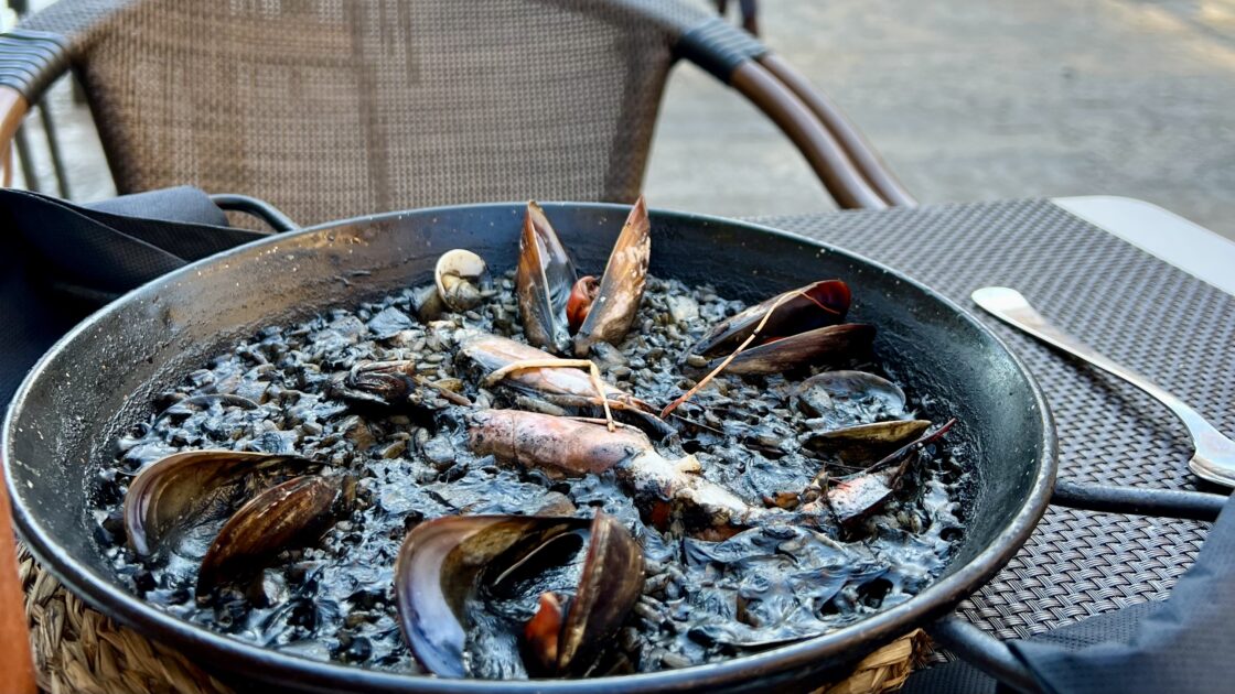 サグラダ・ファミリア近くのレストラン「Villa Caprice」の絶品イカ墨パエリア