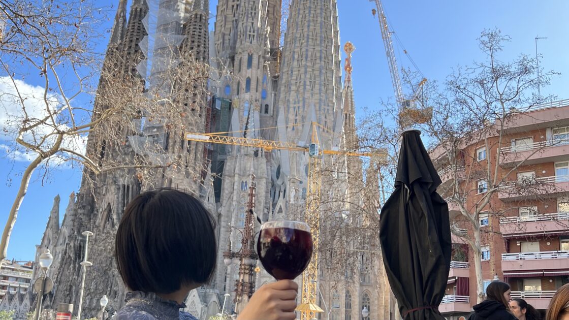 レストラン「Villa Caprice」のテラス席からサグラダ・ファミリアを眺めながらサングリアで乾杯