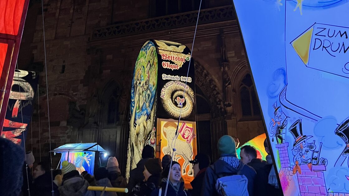 夜のバーゼル大聖堂を幻想的に照らすカーニバルの大きなぼんぼり