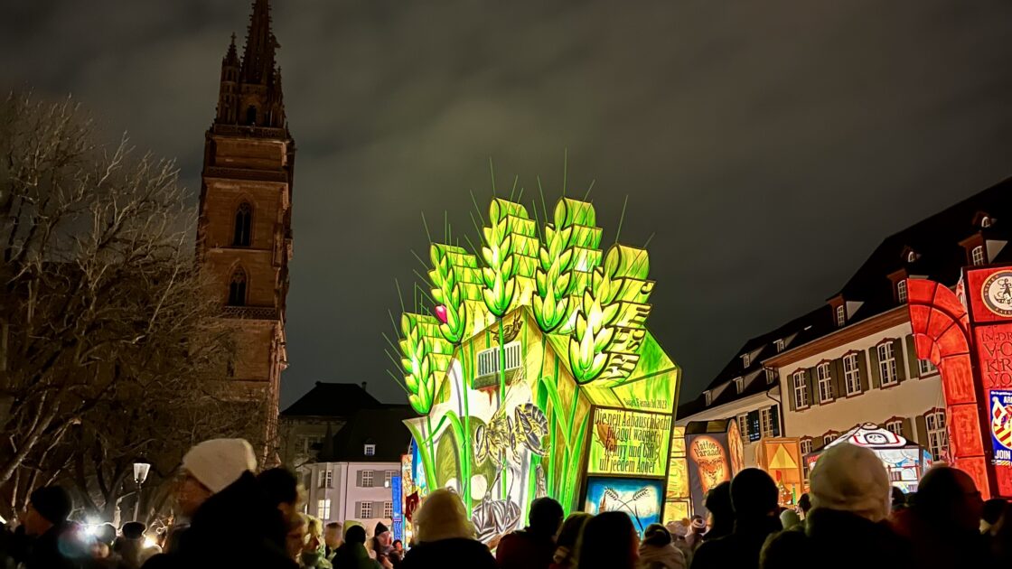 ミュンスター(大聖堂)広場に展示されたバーゼル・カーニバルの巨大ランタン