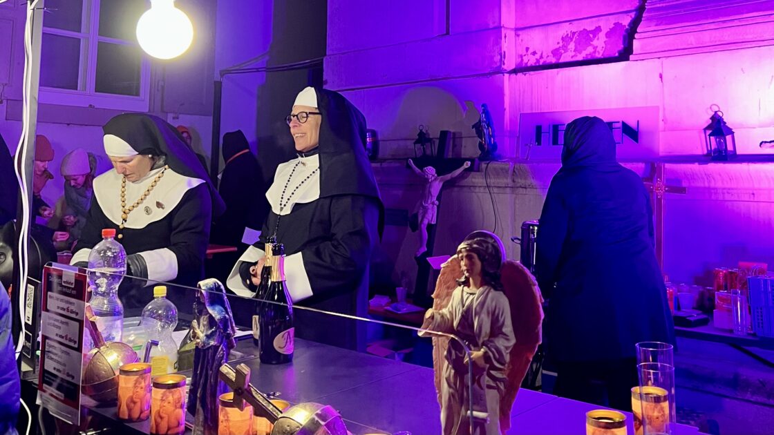 バーゼル・カーニバルでシスターの仮装をしてワインを売る参加者たち