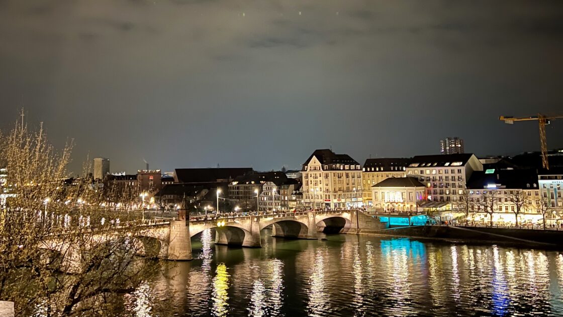 カーニバルの夜にライトアップされたバーゼルの歴史ある街並みと橋