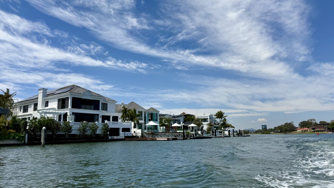 オーストラリアのゴールドコーストのアクアダックから見た海と市内