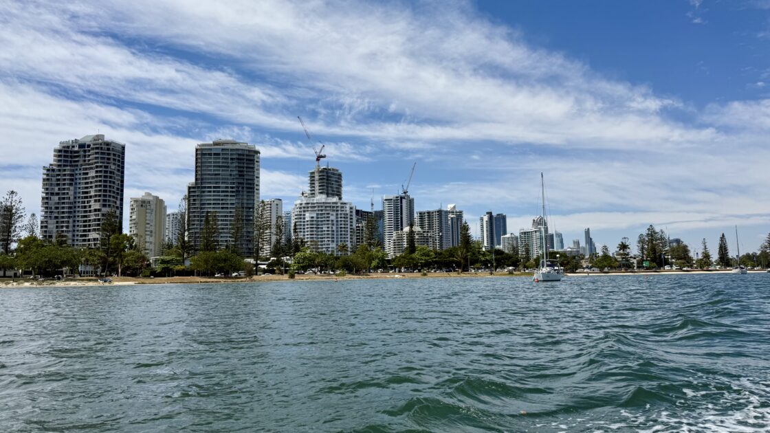 オーストラリアのゴールドコーストのアクアダックから見た海と市内