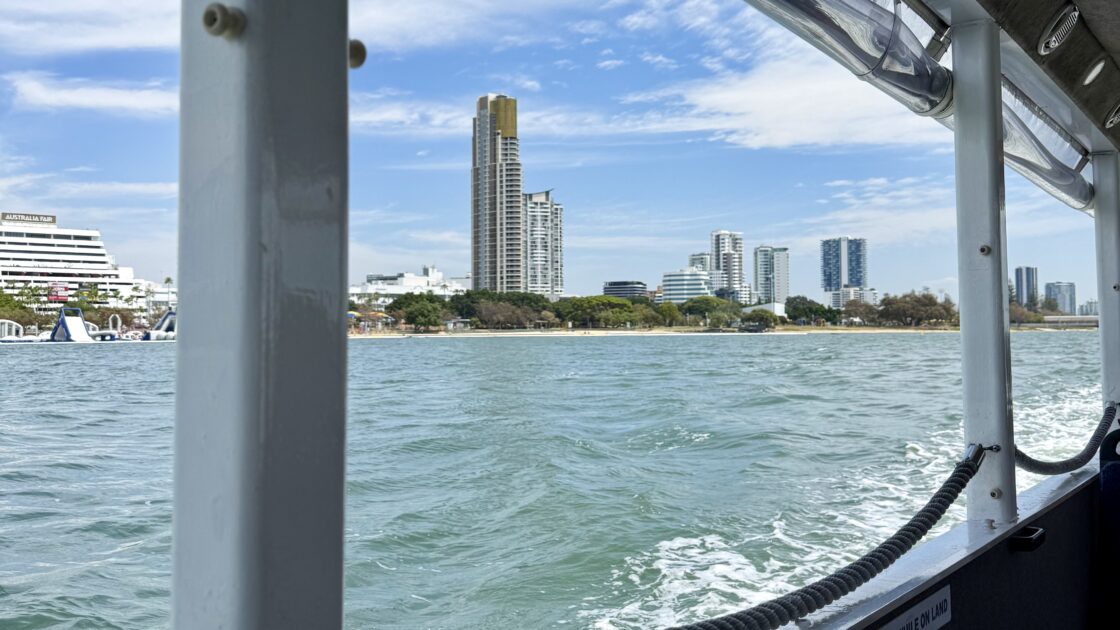 オーストラリアのゴールドコーストのアクアダックから見た海と市内