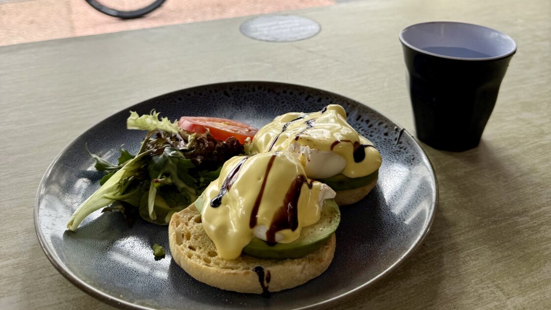 オーストラリアのゴールドコーストのアサイーボウルのお店で食べたエッグベネディクト