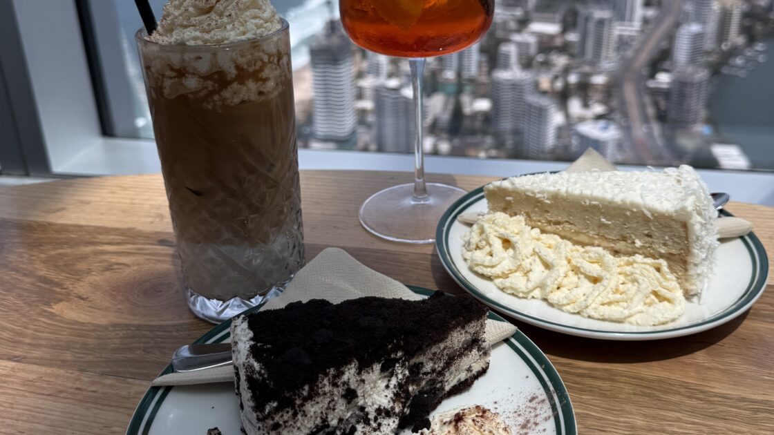 オーストラリアのゴールドコーストのQ!タワーから見た絶景とケーキ