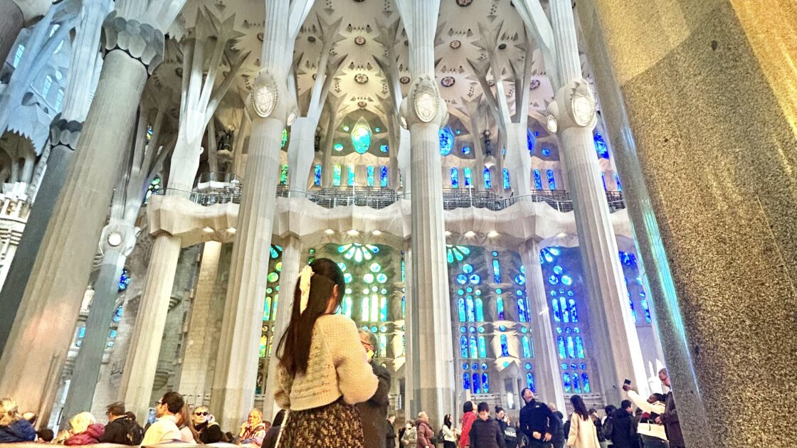 サグラダ・ファミリア内部で赤や青に美しく輝くステンドグラスの光
