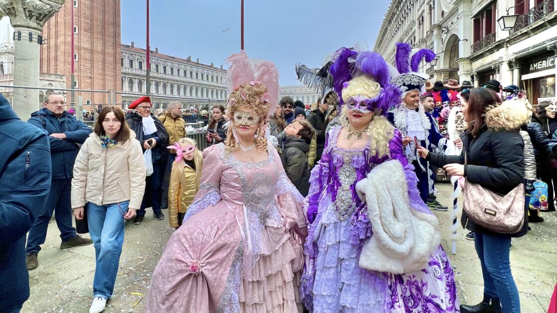 カーニバル期間中で観光客と仮装者で賑わうベネチアの街角