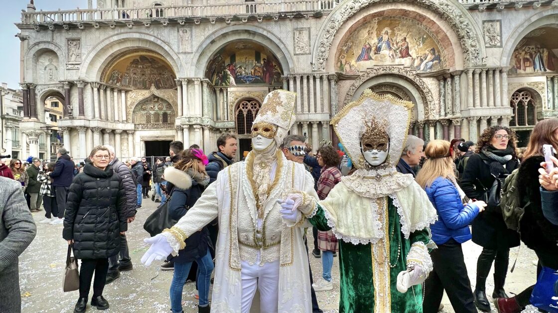 ベネチアのカーニバルでお揃いの衣装を着たカップルの仮装