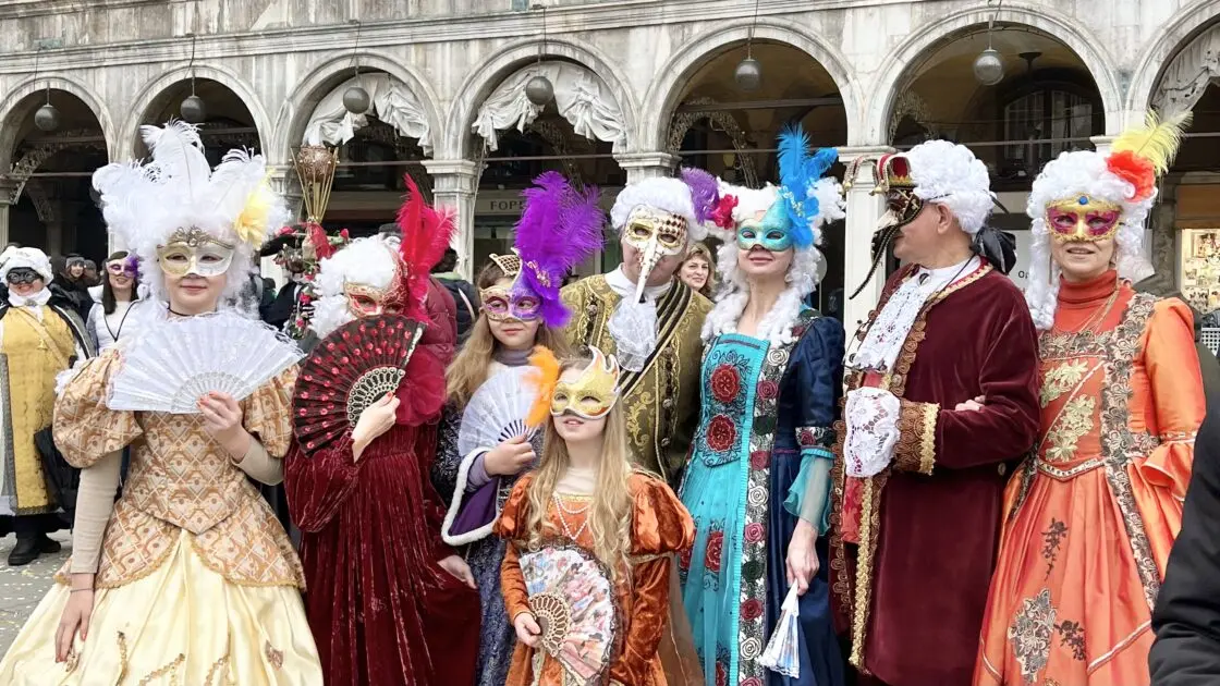 ベネチアのカーニバルで見かけた道化師(ジョリー)風のユニークな仮装