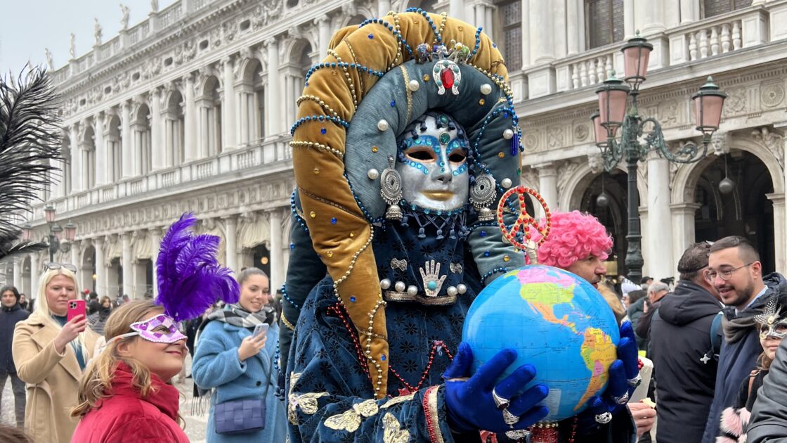 ベネチアのカーニバルで見かけた道化師(ジョリー)風のユニークな仮装