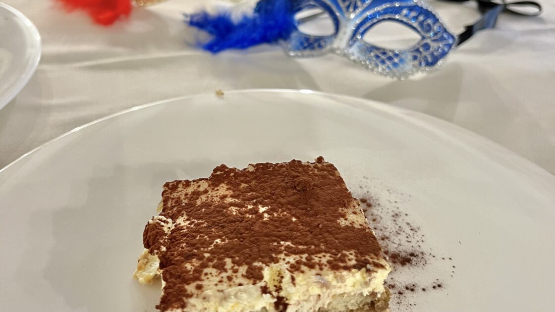 ベネチアのカフェで食べた絶品ティラミスとテーブルに置いた仮面