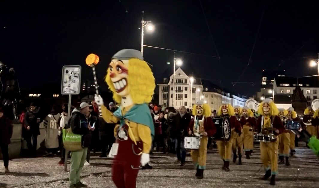 バーゼルの街を練り歩くカーニバルの仮装パレード(コルテージュ)