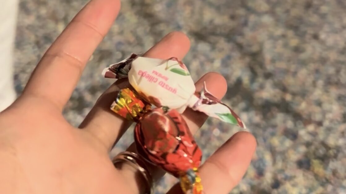 バーゼル・カーニバルのパレードで山車から投げられた飴やたくさんのお菓子