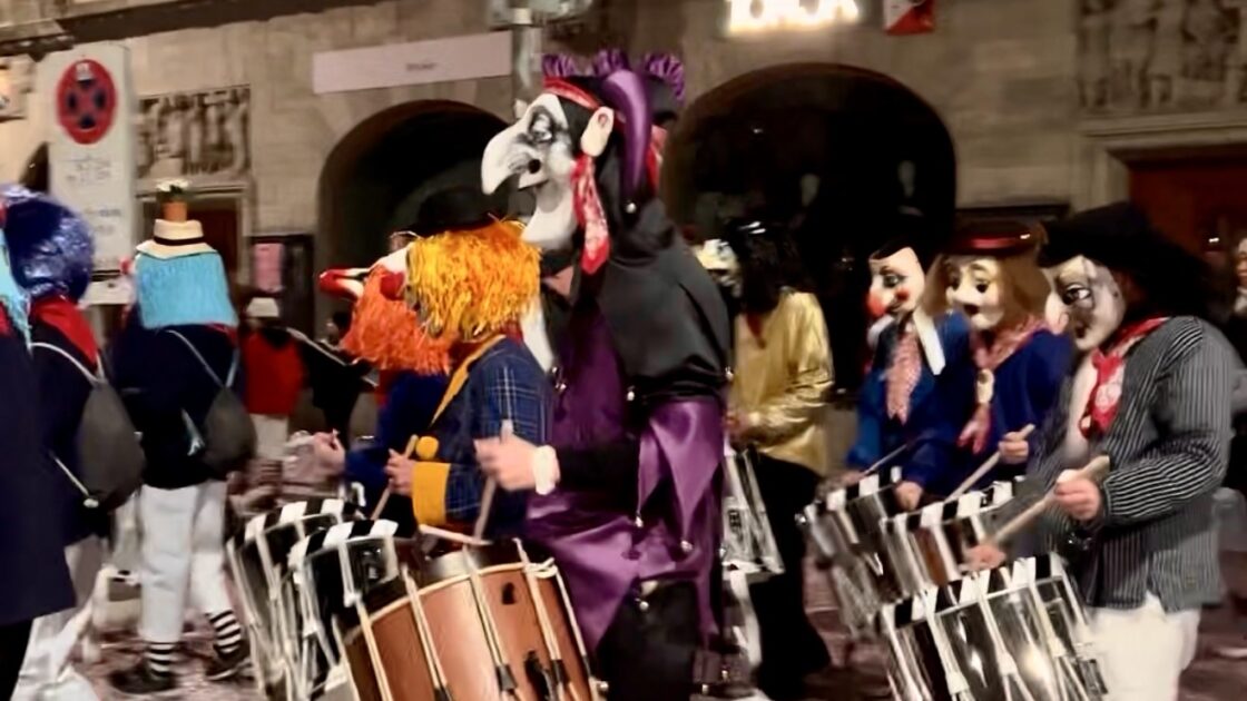 モルゲシュトライヒでピッコロと太鼓を演奏する仮装した人々