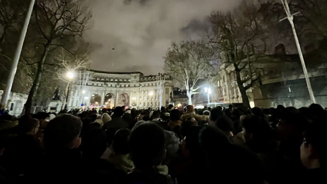 ロンドン・カウントダウン花火の入場ゲートに向かう大混雑の待機列