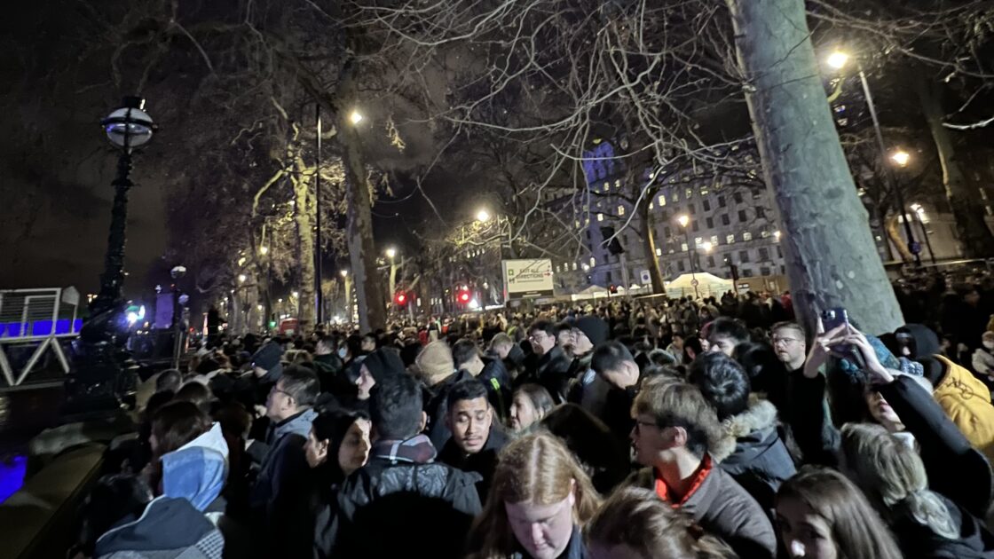 足の踏み場もないほど人で埋め尽くされたロンドン・カウントダウンのブルーエリア